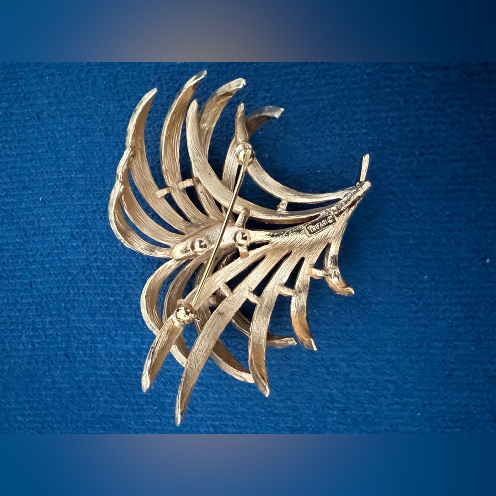 Huge Gold Tone Crown Trifari Feather or Leaf Plume Mid Century Brooch - Picture 4 of 6